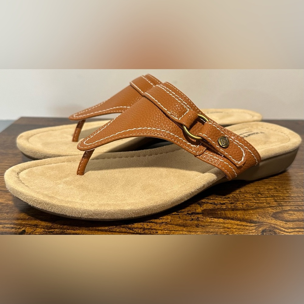 St Johns Bay Women’s Cognac Zina Flat Sandals NWT Size 8.5